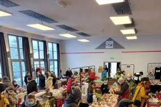 un marché de Noël sous la neige