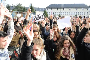 Les lycéens tullistes d'Edmond-Perrier chantent la Marseillaise en hommage à Charlie hebdo (VIDEO)