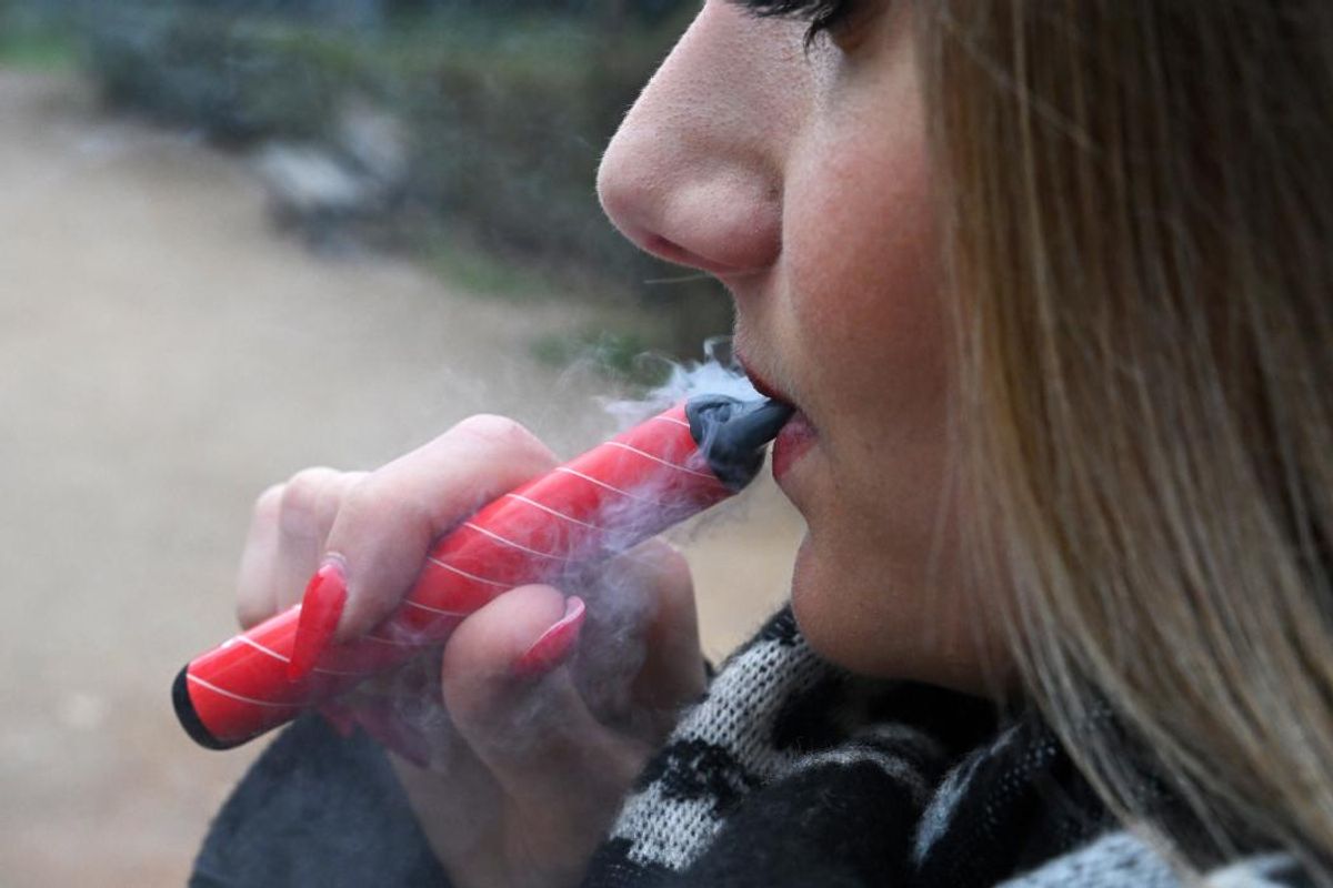 elfbar nachfüll pod läuft aus Cigarette électronique à l'étranger : réglementation à connaître pour les  expatriés main image 1