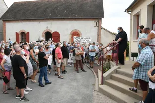 Environ 150 manifestants ne supportent plus les odeurs du poulailler à Bressolles (Allier)
