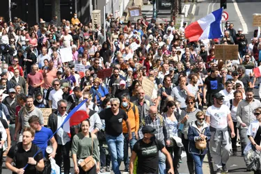La mobilisation contre le pass sanitaire continue avec environ 4.000 personnes dans les rues de Clermont-Ferrand