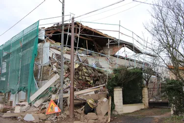 La sécurisation du bâtiment effondré va bientôt commencer à Orléat (Puy-de-Dôme), elle permettra la réouverture de la RD224