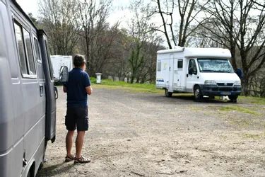 Ils vivent dans leur camping-car et sont venus se confiner au bord d'un lac en Corrèze