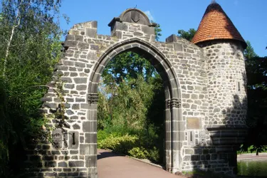 Cette porte fut transportée de Montferrand au jardin Lecoq
