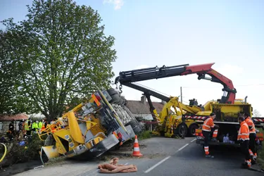 Un chauffeur de poids lourd grièvement blessé à Lurcy-Lévis (Allier), la D1 coupée dans les deux sens
