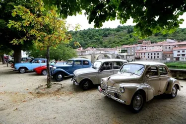 Des voitures anciennes venues du Puy