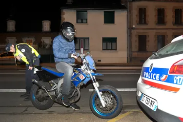 Deux cyclistes verbalisés par la police, à Moulins, pour défaut d'éclairage
