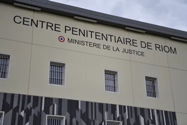 A Riom (Puy-de-Dôme), elle aurait introduit du cannabis à la prison en le dissimulant dans son soutien-gorge