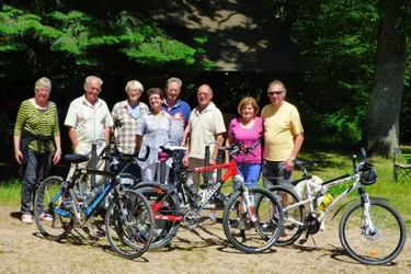 Les cyclos du Vélo Club Vallonnais en forêt de Tronçais