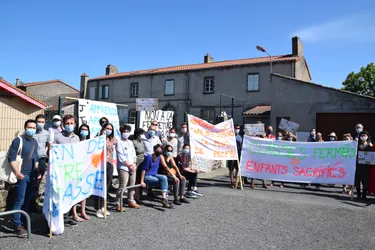 A l'école de Marsat (Puy-de-Dôme), les parents d'élèves se mobilisent contre la fermeture d'une classe