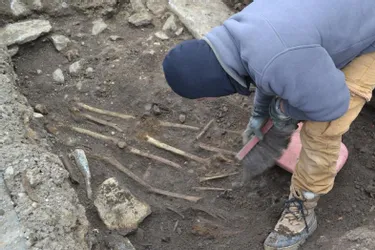 Le diagnostic de fouilles débuté mardi explore le sous-sol autour de la cathédrale St-Pierre