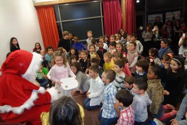 Le Père Noël est venu féliciter les écoliers