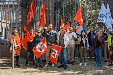 Les syndicats d'enseignants mobilisés, ce mercredi 29 septembre, à Clermont-Ferrand, contre le projet de loi sur la direction d'école
