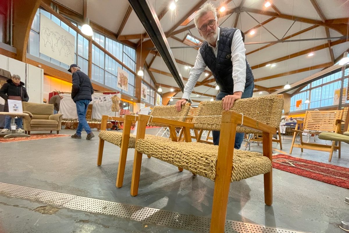 Fauteuils design, vase en cristal de Baccarat, très vieux livre... Six trésors vendus au Salon des antiquaires à Brive