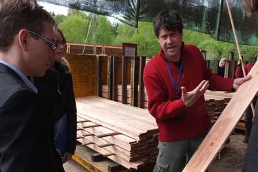 Le 25e anniversaire de l’usine Ambiance bois est festif mais fait la part belle au débat