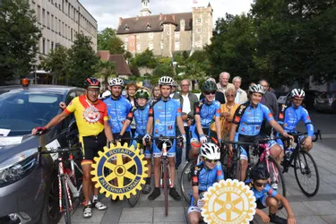 Parcourant 3.587 km à vélo contre le cancer, René Fontaine a fait étape à Montluçon (Allier), samedi