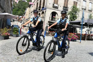 À Aubusson (Creuse), les gendarmes patrouillent à vélo