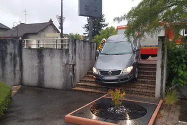 Une voiture descend les marches de la mairie de Malemort en Corrèze