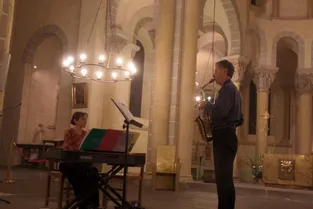 Saxophone et piano en duo à l’église