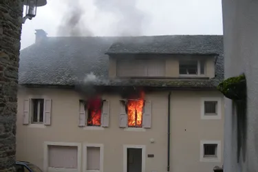 Un appartement détruit par un incendie à Roannes-Saint-Mary