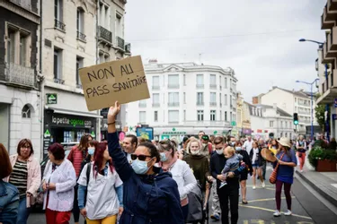 Plus de 300 personnes ont défilé à Montluçon (Allier) contre le pass sanitaire ce samedi 31 juillet
