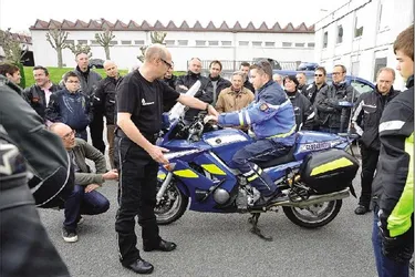 Les gendarmes donnent une leçon de conduite à des motards