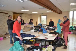 Avant d’être distribués aux migrants, les dons ont été rassemblés à Saint-Agnant-de-Versillat