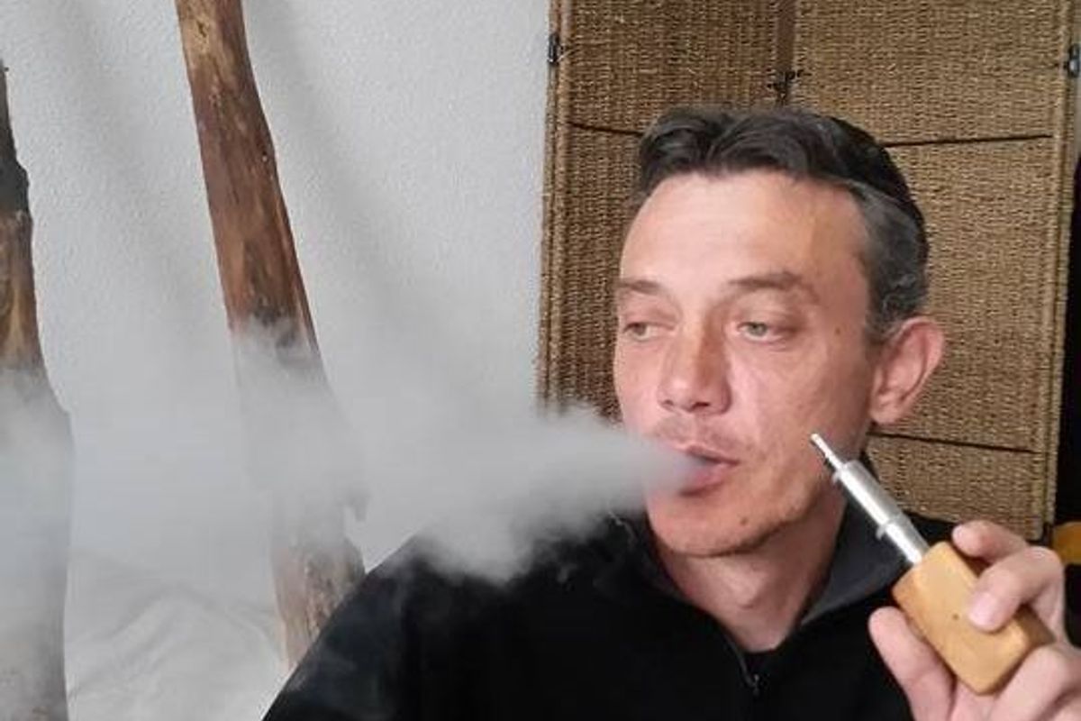 Éric Gaillez fabrique lui-même des cigarettes électroniques