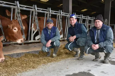 L’équipe des éleveurs de bovins a reçu deux prix pour ses taureaux au Salon de l’Agriculture