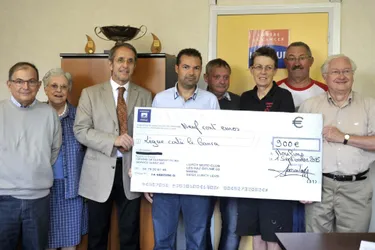 Le club moto de Lurcy-Lévis a fait don de fonds à la Ligue