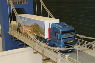 Des camions 14 fois plus petits que la réalité exposés