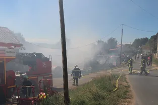 Lorlanges (Haute-Loire) : le hangar agricole détruit par les flammes en quelques minutes