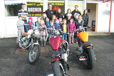 Les enfants découvrent l’atelier de moto