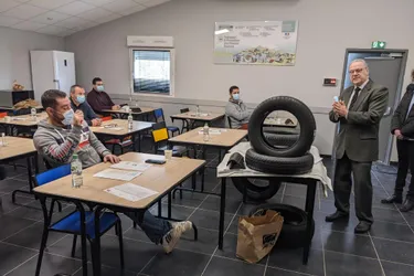 Des professionnels de la route du Puy-de-Dôme sensibilisés à la conduite hivernale: "Mettez les meilleurs pneus à l'arrière"