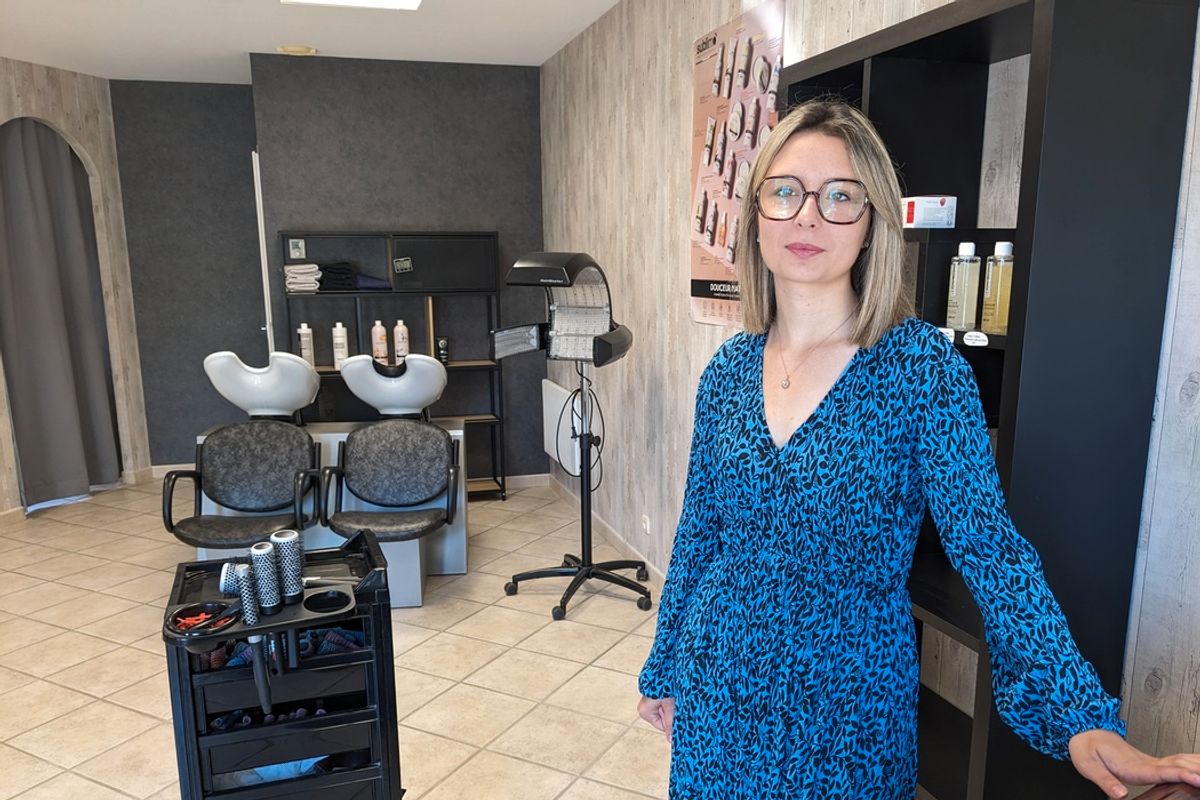 22-ans-elle-ouvre-son-propre-salon-de-coiffure-dans-un-village-de