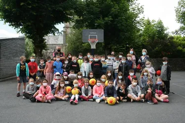 Les écoliers initiés au basket