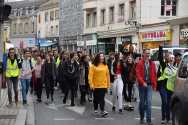 Montluçon : les lycéens de Paul-Constans et de Madame-de-Staël ont défilé en ordre dispersé ce vendredi matin