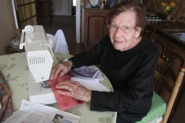Anne-Marie Georgin, habitante d'Aurillac de 93 ans, confectionne des masques pour ses proches