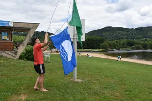 Le Pavillon bleu flotte sur le lac d'Aubusson-d'Auvergne (Puy-de-Dôme) : « C’est toujours un plus et cela rassure »