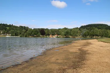 Baignade interdite sur le plan d'eau de Saint-Rémy-sur-Durolle (Puy-de-Dôme)