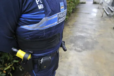 Les policiers municipaux de Cusset bientôt équipés de pistolets électriques