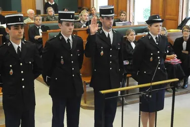 Quatre élèves gendarmes au début de leur carrière