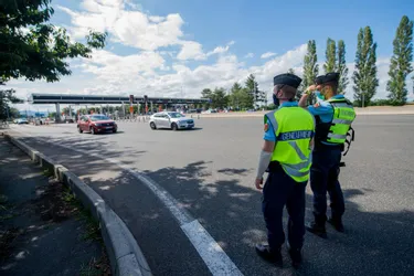 Départs en vacances: les gendarmes du Puy-de-Dôme “bleuissent” les routes en ce début de week-end rouge