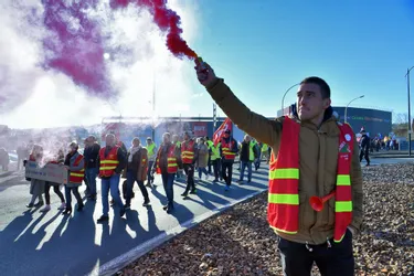 Un départ symbolique depuis une grande surface menacée de fermeture à Brive (Corrèze) pour la manifestation contre la réforme des retraites
