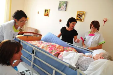 Les infirmières et les aides-soignantes de l’EHPAD La Louvière en formation pratique