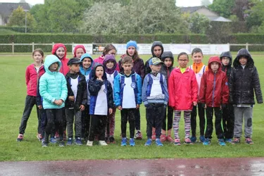 Les jeunes athlètes sous la pluie
