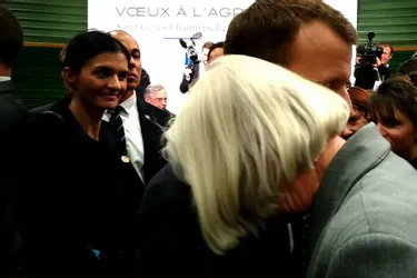 Visite présidentielle dans le Puy-de-Dôme : une femme en pleurs dans les bras d'Emmanuel Macron