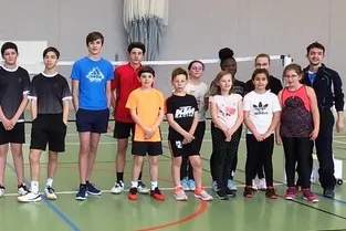 20 Jeunes de 9 à 15 ans au stage départemental de badminton