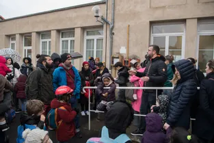 Les parents d'élèves de l'école maternelle Michelet à Clermont-Ferrand manifestent leur colère face aux remplaçants absents