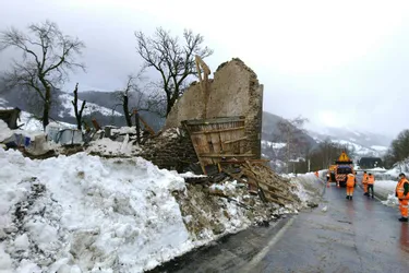 Une grange s'effondre sur la RN122 à hauteur de Saint-Jacques-des-Blats (Cantal)